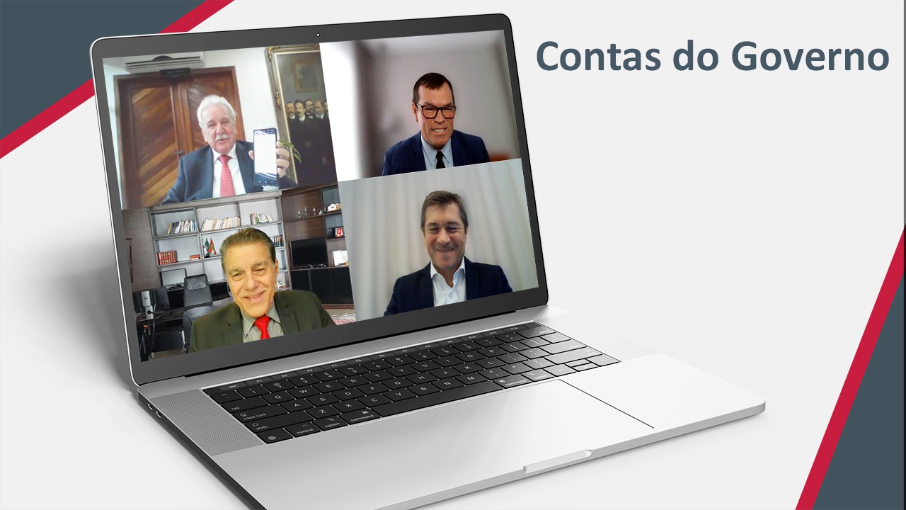 Computador sobre mesa mostra a tela dividida em quatro partes iguais e em casa uma delas um dos participantes. Na parte de cima o presidente da Alesc, deputado Moacir Sopelsa, e ao lado o presidente do TCE/SC, conselheiro Adircélio de Moraes Ferreira Júnior. Na parte inferior o conselheiro-relator César Filomeno Fontes e o conselheiro-corregedor José Nei Ascari