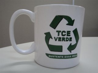 Canecas de porcelana serão entregues ao público interno nesta terça-feira