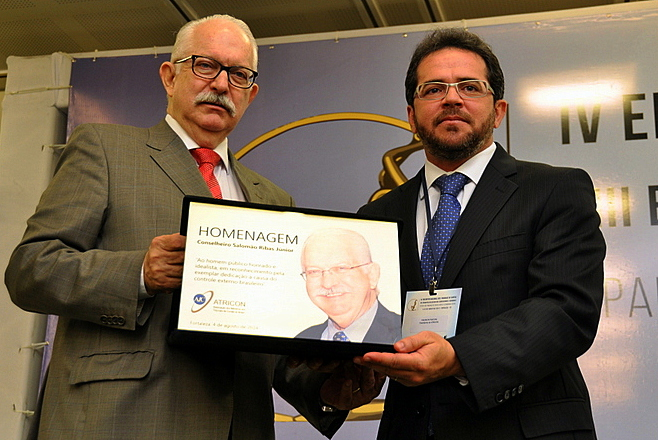 Conselheiro aposentado do TCE/SC recebe homenagem da Atricon durante encontro nacional dos Tribunais de Contas 