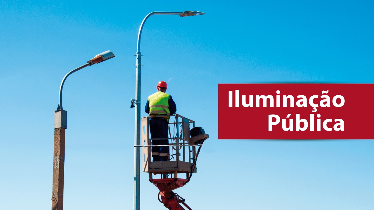 Banner horizontal com foto de trabalhador realizando manutenção em iluminação pública: a imagem mostra um profissional utilizando capacete e colete refletivo, posicionado em uma plataforma elevatória, enquanto executa serviço em um poste de luz. Ao fundo, o céu azul limpo. À direita, há um retângulo vermelho com o texto “Iluminação Pública” em destaque. 