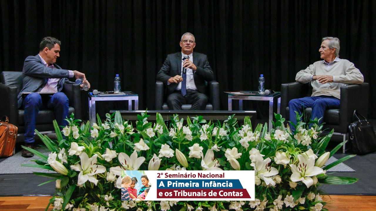 Banner horizontal com a foto dos participantes do painel “Garantindo os direitos da criança”, que estão sentados em poltronas pretas. Da esquerda para direita, o secretário Ariel de Castro Alves, o conselheiro substituto Gerson Sicca e o assessor Vital Didonet. Sobre a imagem e no canto inferior direito, a identificação do evento. 