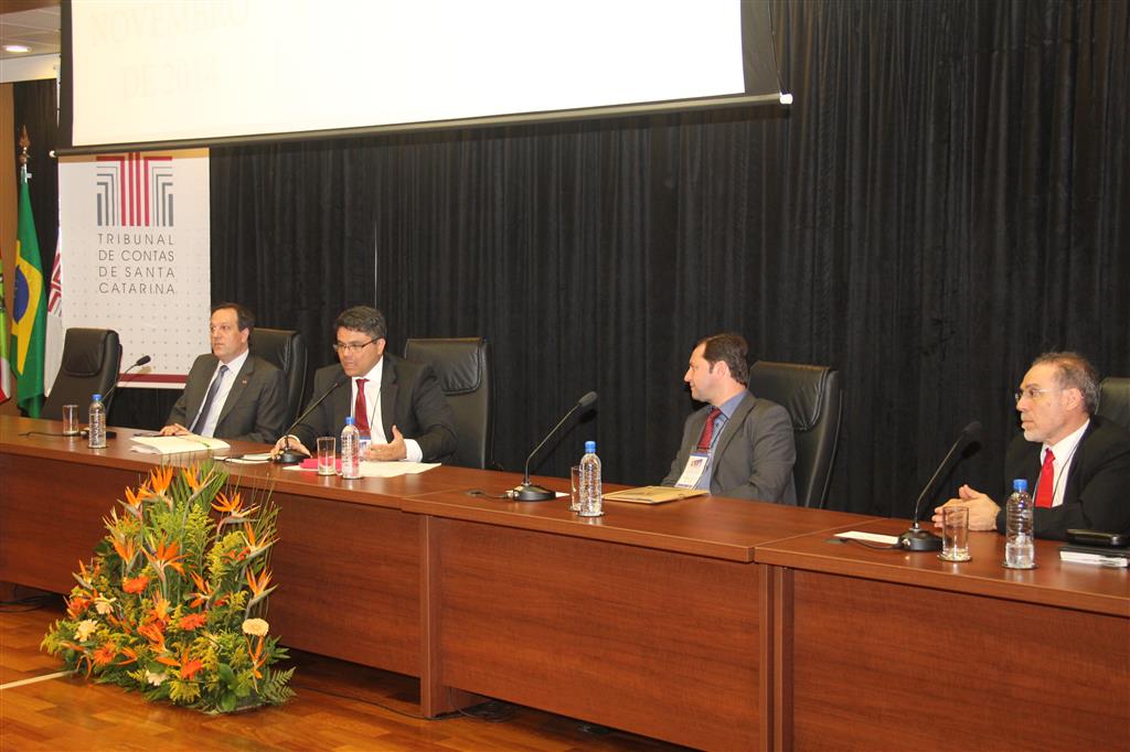 Debatedores defendem regulamentação do direito de greve no serviço público em congresso de direito administrativo no TCE/SC