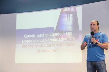 Depoimento de servidor alerta para perigos das drogas