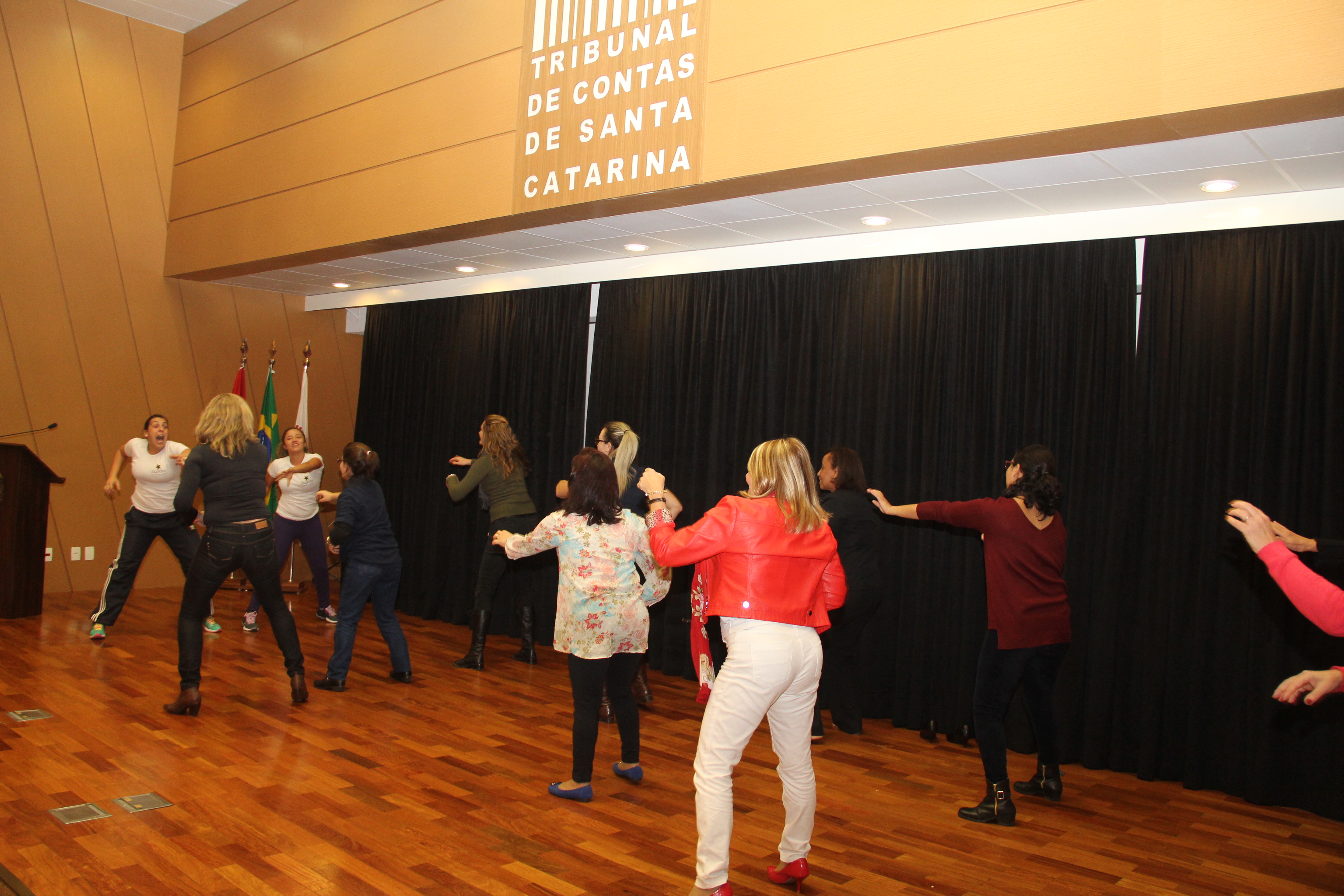  Público interno participa de aula de ginástica divertida