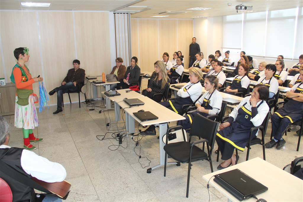 atividade desenvolvida com 35 colaboradores terceirizados responsáveis pela limpeza e conservação das áreas internas do Tribunal de Contas de Santa Catarina