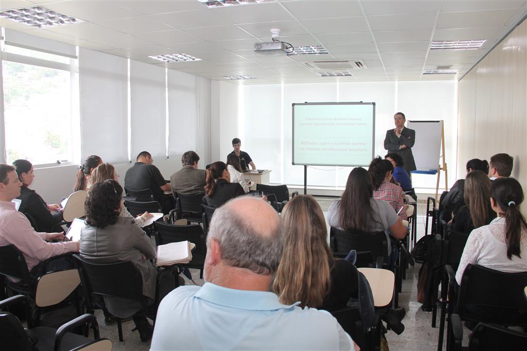 Controle público é o tema da primeira disciplina do Curso de Especialização do Icon-Pós do TCE/SC