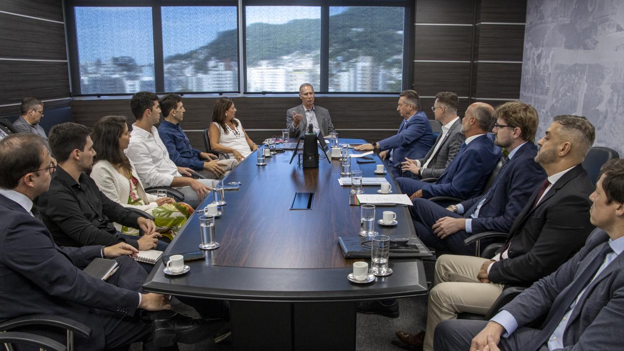Banner horizontal com foto dos integrantes do governo de Santa Catarina e do TCE/SC reunidos em torno de uma mesa, enquanto conversam. Ao centro, o presidente do Tribunal, conselheiro Herneus De Nadal. Entre os demais presentes, os secretários de Estado Vânio Boing e Cleverson Siewert, o procurador-geral Marcelo Mendes e outros integrantes da área técnica do TCE/SC. 