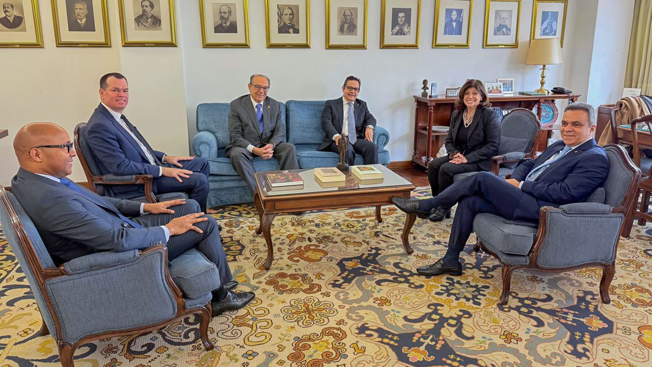 Comitiva brasileira em encontro com a presidente do Tribunal de Contas de Portugal. Há seis pessoas sentadas em sofás enquanto conversam. Entre os presentes, o conselheiro Adircélio de Moraes Ferreira Júnior