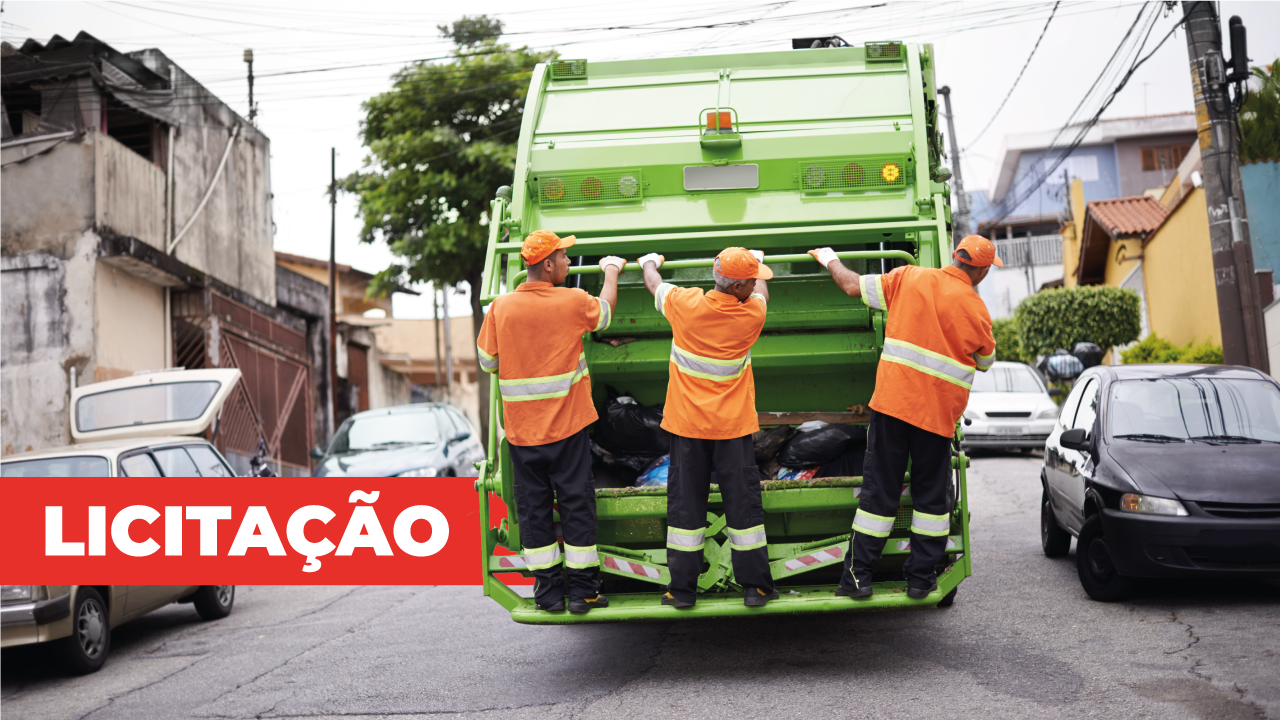 Foto de três coletores de lixo que se seguram na parte traseira de um caminhão de coleta que trafega por uma rua. Eles vestem uniforme laranja e estão de costas para a foto. Na lateral esquerda, sobre tarja vermelha, há o título “Licitação”.