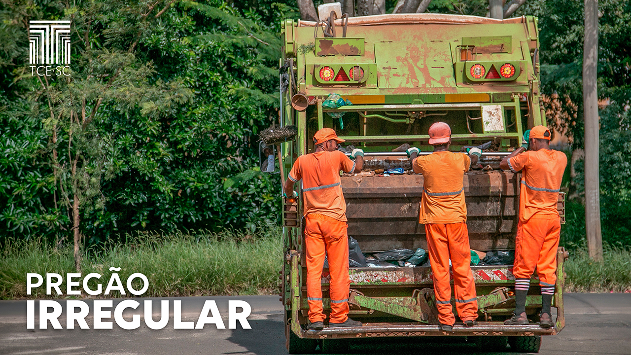 Foto de três coletores de lixo, de costas, vestindo uniforme laranja e segurando na barra de ferro na parte traseira do caminhão de lixo, que trafega na rua. No canto inferior esquerdo, o título “Pregão Irregular”, em fonte branca, e, no canto superior esquerdo, o logo do TCE/SC. 