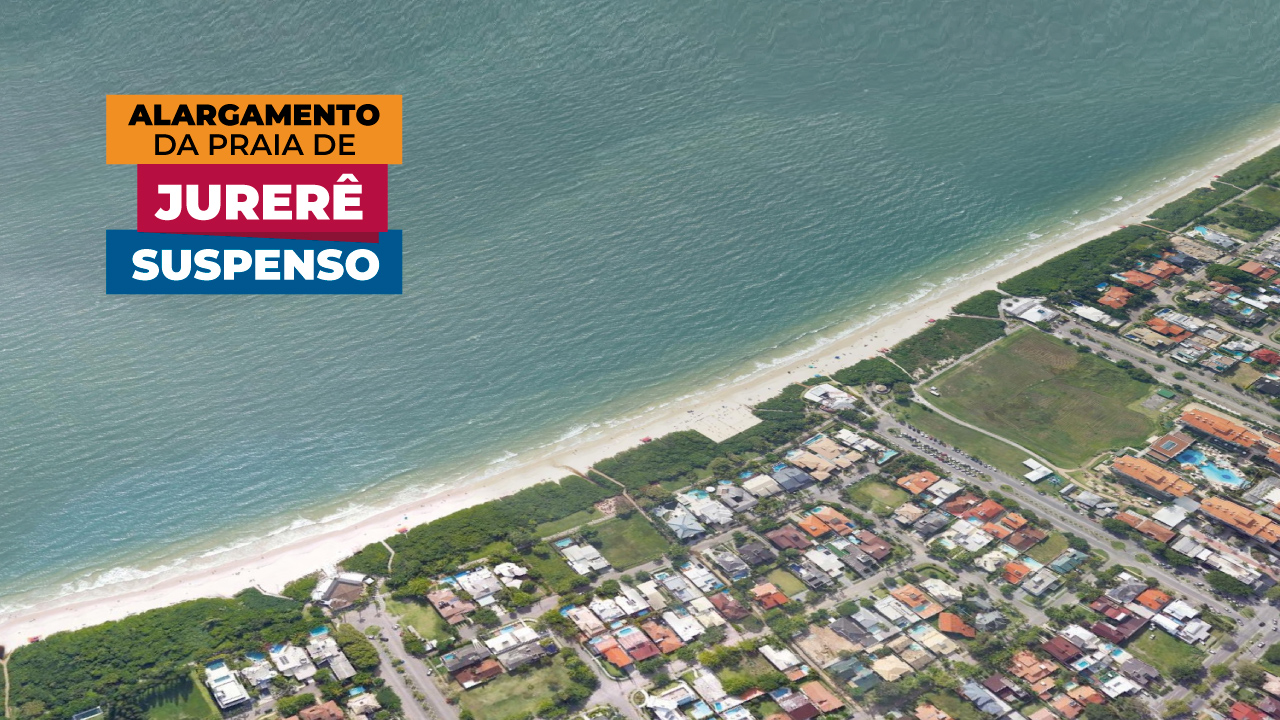 Imagem mostra uma visão do alto da praia de Jurerê, em Florianópolis. No alto, à esquerda, sob o fundo do céu azul, há a inscrição Alargamento da Praia de Jurerê suspenso