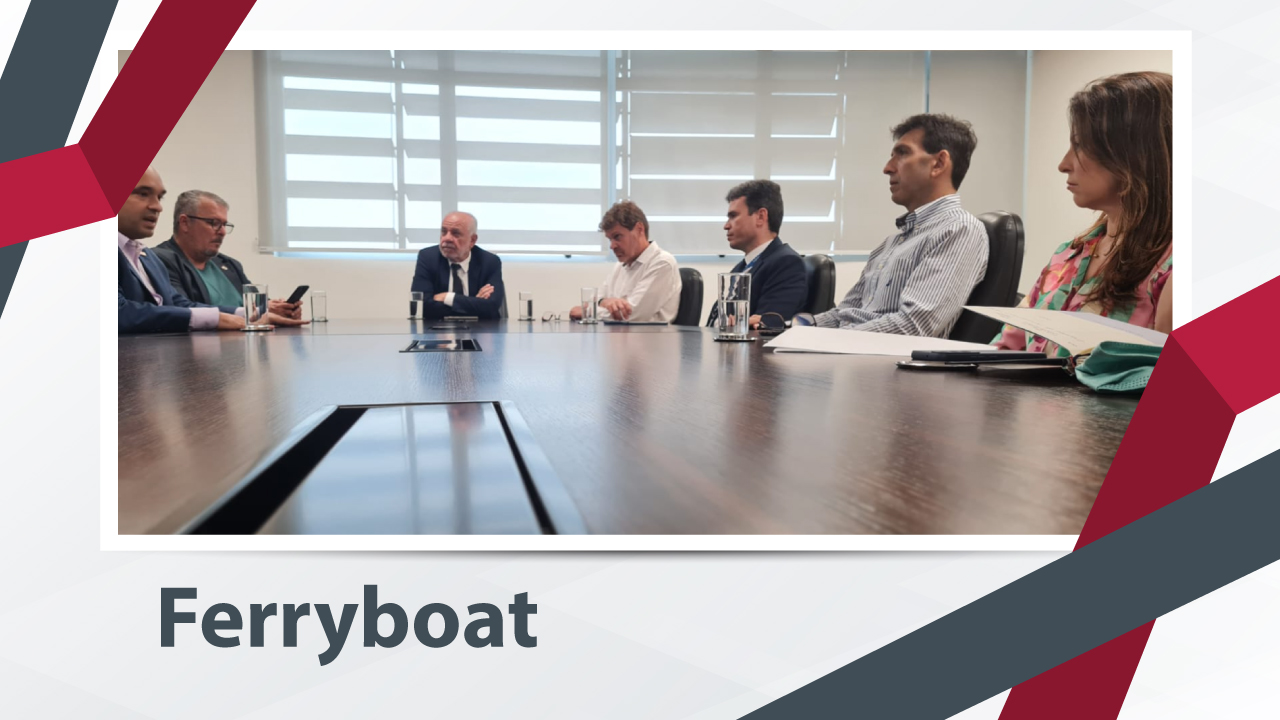 Imagem mostra uma foto com os participantes de reunião ao redor de uma mesa. Essa foto está emoldurada em detalhes cinza e vermelho. Embaixo, à esquerda, há a palavra ferryboat