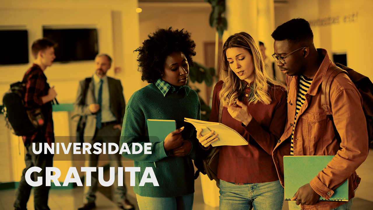 Imagem mostra duas mulheres e um homem em um ambiente que remete a uma universidade. Eles estão com livros e apostilas nas mãos. Ao fundo, um pouco desfocado, há um rapaz com uma mochila e um homem de traje e gravata. Escrito em banco, na parte inferior esquerda, há a inscrição Universidade Gratuita