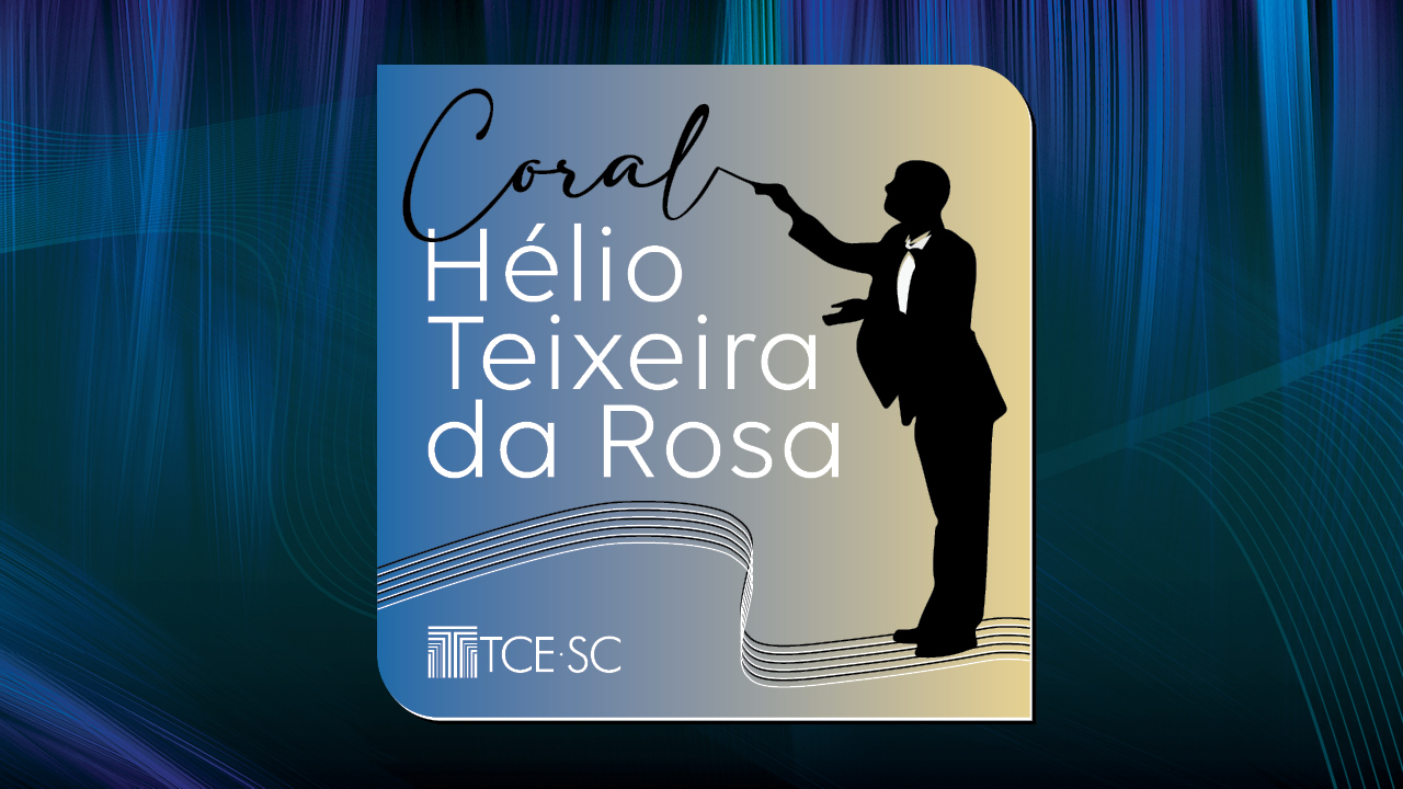 Banner horizontal com fundo em tons de azul-escuro. Ao centro, há um quadrado com fundo em degradê nas cores azul e amarelo. Dentro, há o texto “Coral Hélio Teixeira da Rosa”, à esquerda, e, à direita, o desenho de um maestro, em pé, todo preto, que, com a batuta, escreve a palavra “Coral”. No canto inferior esquerdo do quadrado, o logo do TCE/SC. 