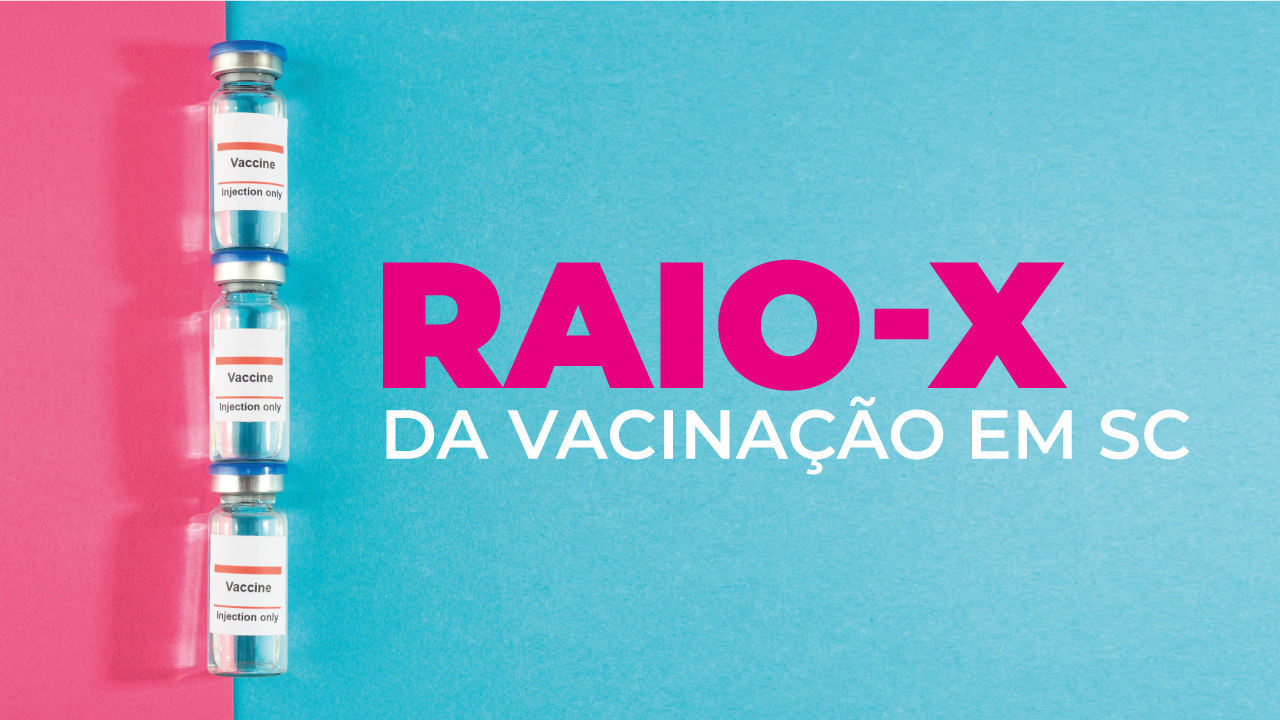 Imagem com fundo em azul claro e rosa. À esquerda há três frascos com rótulos de vacina, um sobre o outro. No centro, escrito em rosa, a expressão Raio-X, e em branco, abaixo, a sequência: da vacinação em SC