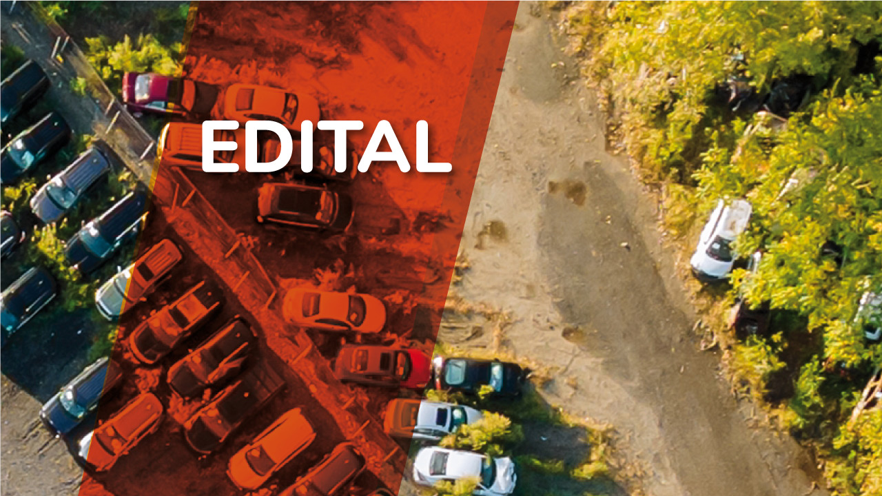 Banner horizontal. Ao fundo, foto aérea de um pátio com diversos carros. À frente, na lateral esquerda, há uma tarja vertical na cor laranja, com transparência, onde há o título “Edital”, destacado em fonte branca.