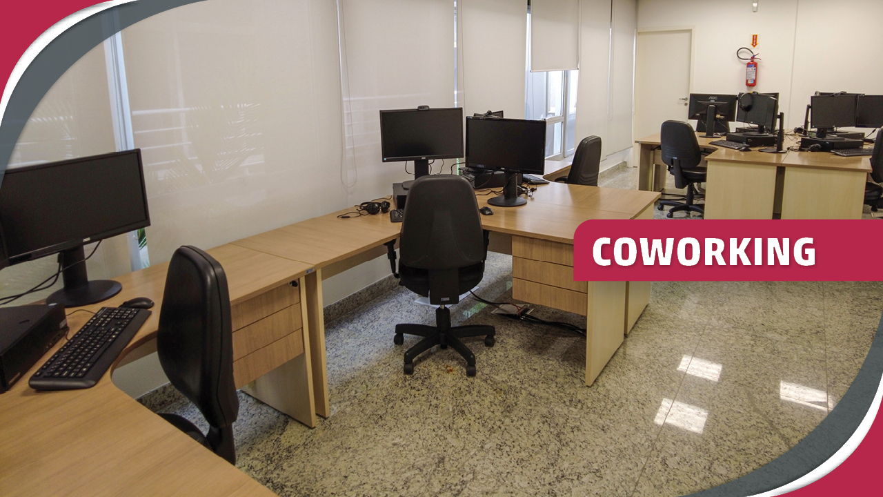 Foto da nova sala de coworking do TCE/SC, com mesas, computadores e cadeiras. Nos cantos superior esquerdo e inferior direito, borda vermelha e cinza. Ao centro, alinhado à direita, há o título Coworking destacado sobre um retângulo vermelho