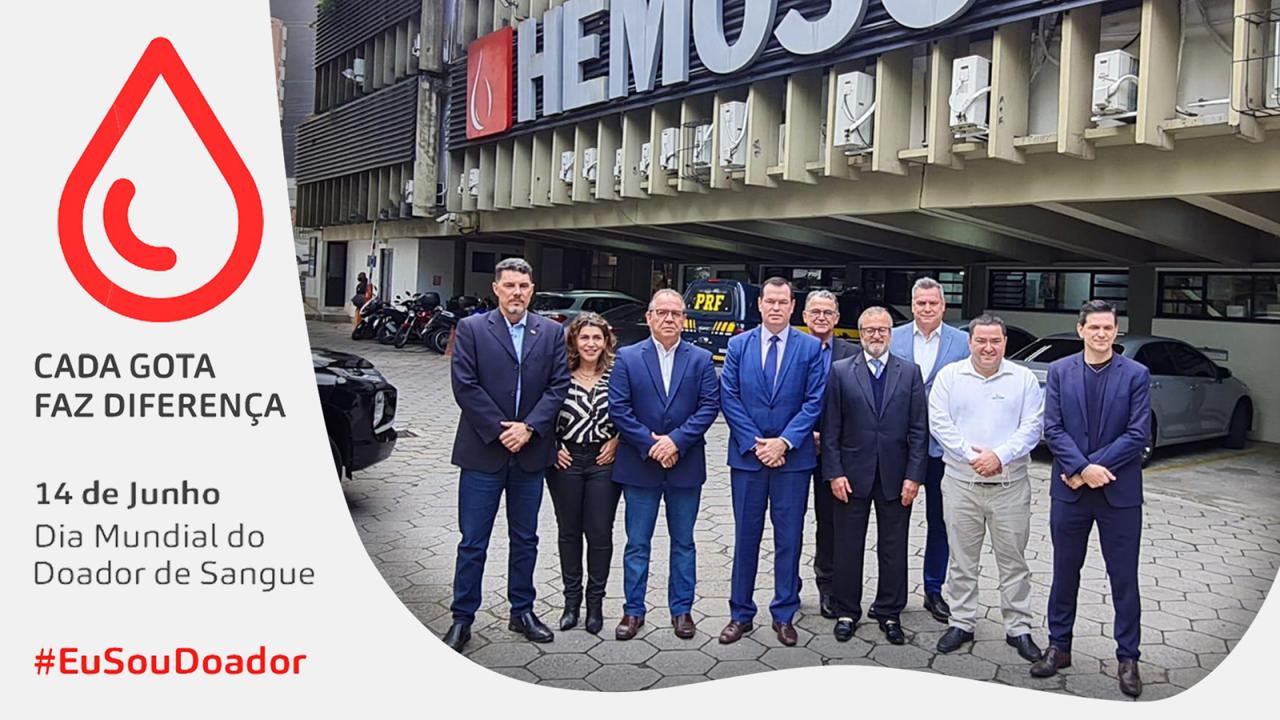 Integrantes dos Executivo, Legislativo, Judiciário, Tribunal de Contas e Ministério Público posam em frente à sede do Hemosc. Ao fundo, o letreiro da entidade.