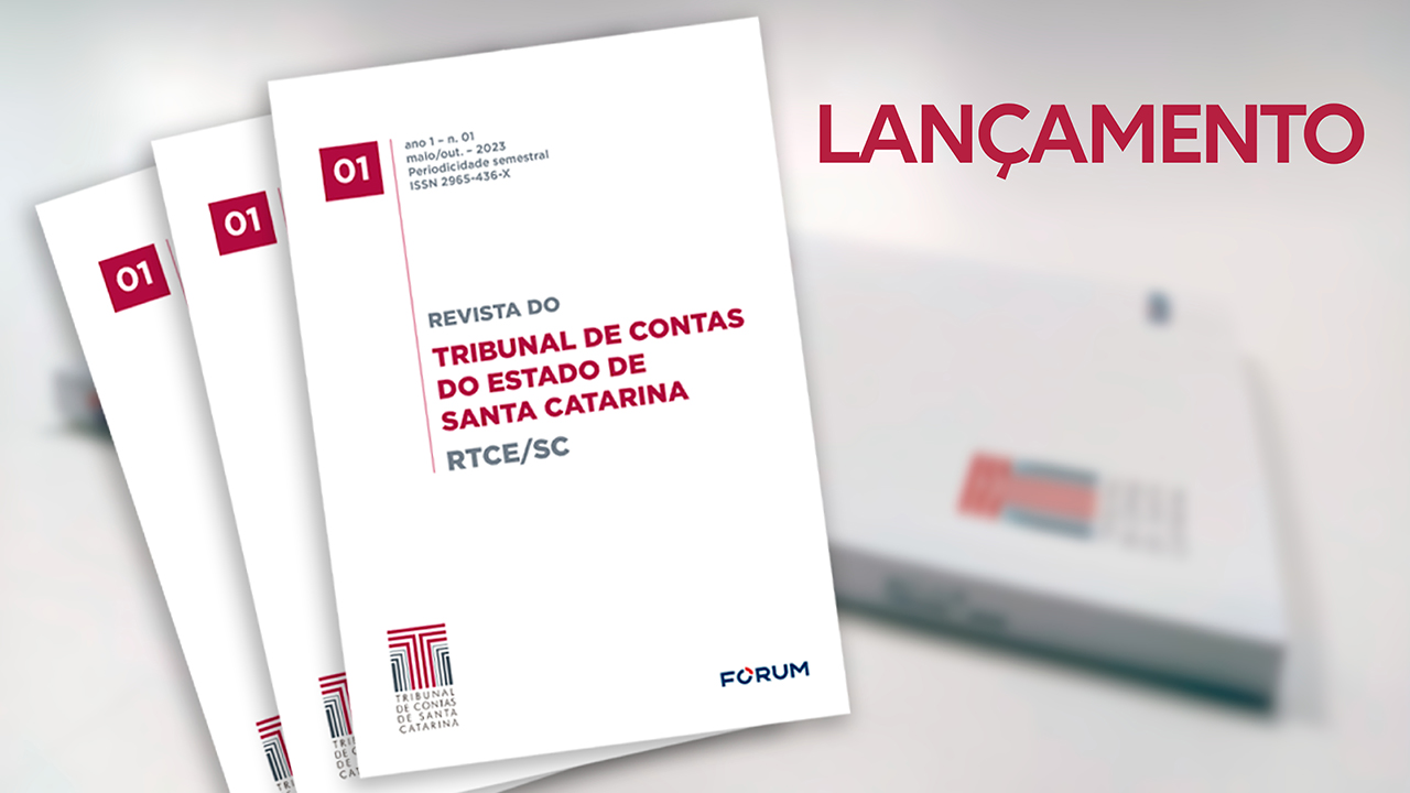 Banner horizontal com três imagens da capa da revista, sendo uma em marca d’água, e a palavra “Lançamento”, em fonte bordô, na lateral direita superior. A capa tem fundo branco e os textos "Revista do Tribunal de Contas do Estado de Santa Catarina - RTCE/SC, em destaque, ao centro, em fontes cinza e bordô. Na parte superior, o número da edição "01" e informações sobre a publicação, alinhados à esquerda. Na parte inferior, à esquerda, o logo do TCE/SC, e, à direita, o logo da Fórum.