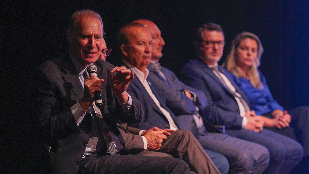 Na foto, aparecem sentados, da esquerda para direita, o presidente do TCE/SC, Herneus de Nadal, o vice-presidente do TJ, Getúlio Corrêa, o governador Jorginho Mello, o presidente da Alesc, Mauro de Nadal, o procurador-geral de Justiça Fábio Trajano, e a presidente da FECAM, Milena Lopes. 