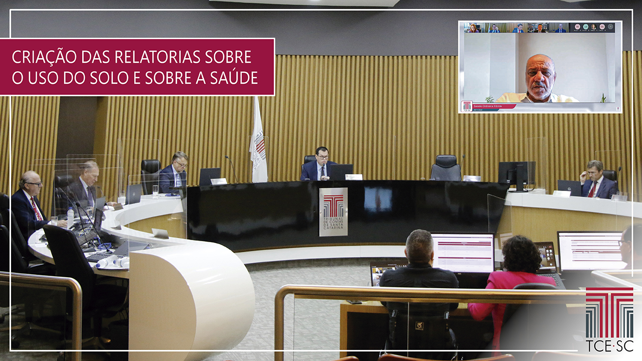 Foto do plenário, vendo-se, da esquerda para a direita, os conselheiros Wilson Wan-Dall e Herneus de Nadal, depois o procurador Diogo Riengenber, seguido do presicente, Conselheiro Adircélio Ferreira Jr. e o conselheiro José Nei Ascari. No telão, na parece de fundo do plenário, aparece o conselheiro Dado Cherem. No canto superior esquerdo do banner aparece uma tarja vermelha com a frase: "Criação das relatorias sobre o uso do solo e sobre saúde".