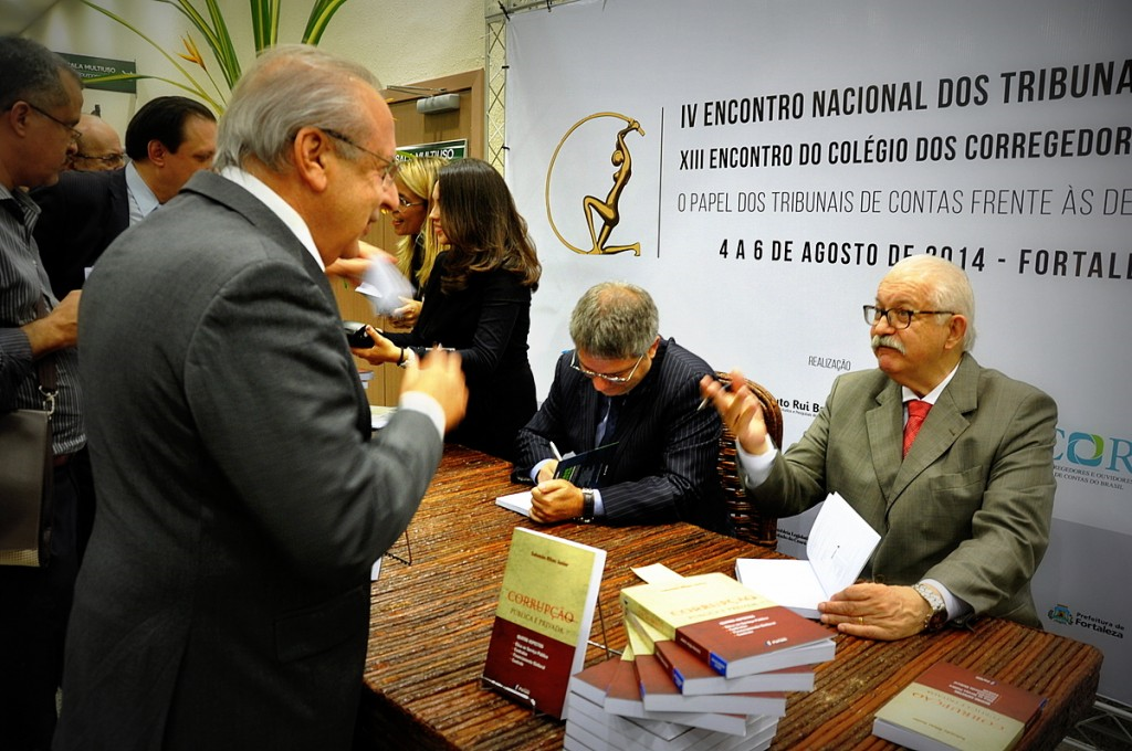 Conselheiro aposentado do TCE/SC lança o livro “Corrupção pública e privada” no encontro nacional dos Tribunais de Contas