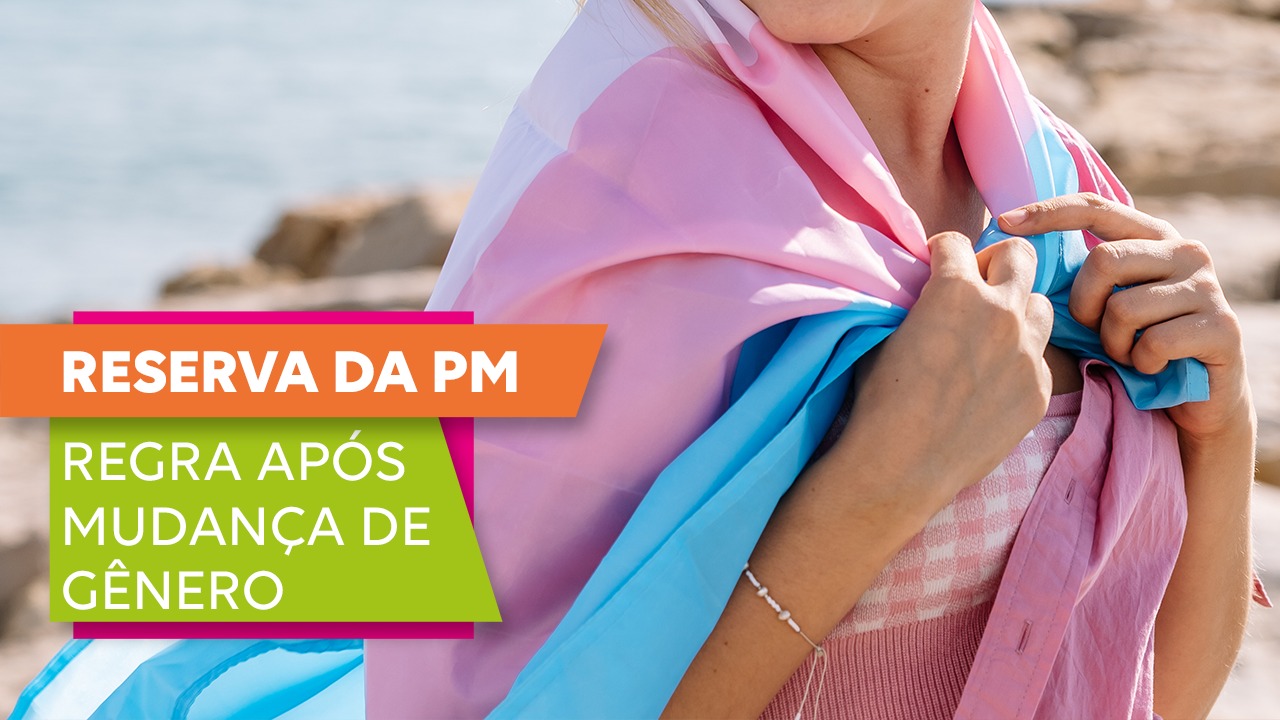 Imagem mostra uma figura feminina na praia, com uma roupa rosa e azul sobre os ombros. À esquerda, sobre um fundo colorida, a inscrição Reserva na PM / Regra após mudança de gênero