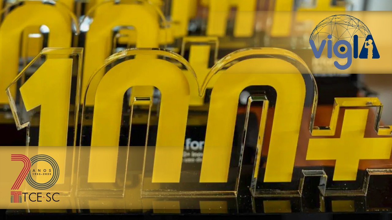 Imagem mostra em amarelo o número 100 e o sinal gráfico de mais ocupando quase toda a área. No alto, à direita, está o logotipo do VigIA. Na parte inferior, à esquerda, está o logotipo do TCE/SC 70 anos