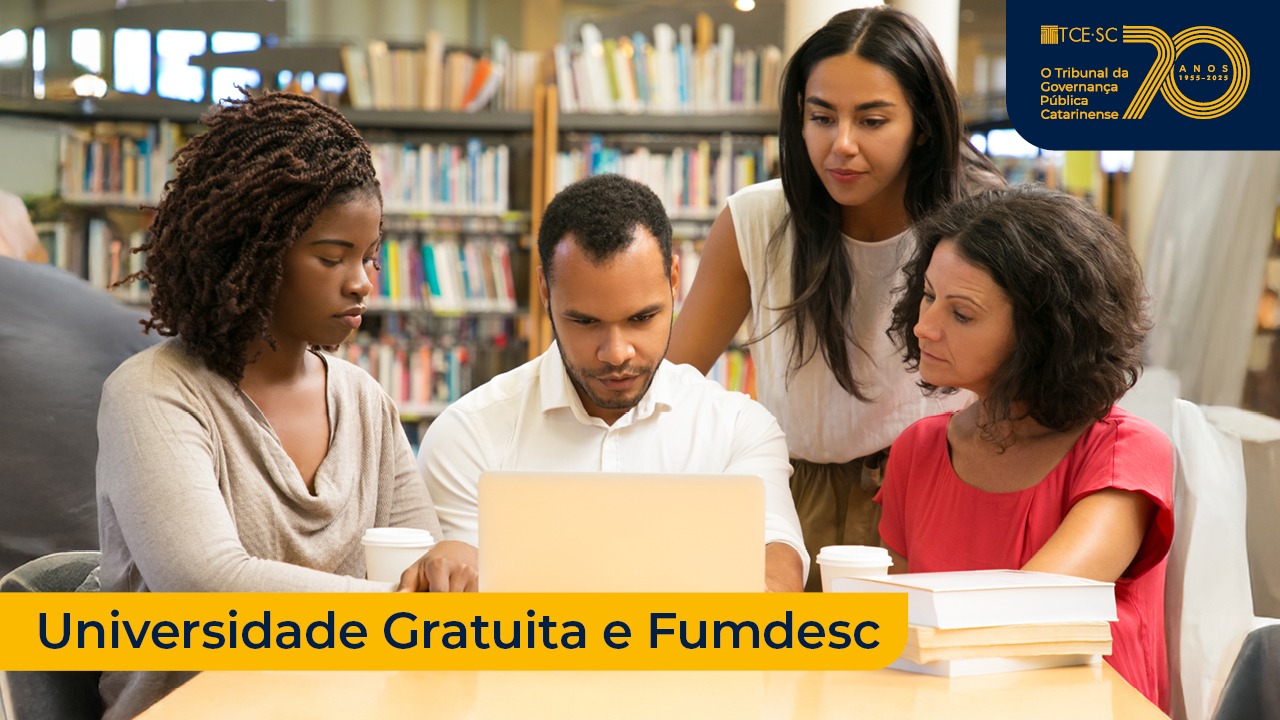 Imagem mostra quatro pessoas olhando para um computador - três mulheres e um homem. Ao fundo há uma estante de livros. À esquerda, na parte inferior, está escrito Universidade Gratuita e Fumdesc