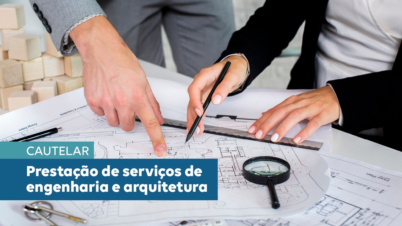 imagem mostra alguns imagens de plantas de engenharia sobre uma mesa. Há mãos que apontam para essas imagens e uma lupa. Escrito em branco sobre fundo azul há as palavras "Cautelar - Prestação de serviços de engenharia e arquitetura"