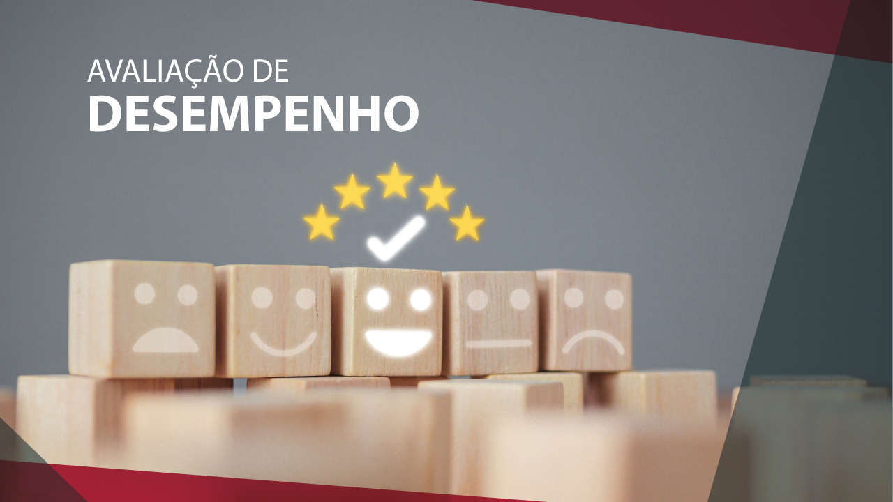 Descrição da imagem: banner cinza com bordas superior e inferior em vermelho. Na parte superior, há o título Avaliação de Desempenho na cor branca. Ao centro, foto de 5 cubos de madeira dispostos lado a lado e com expressões faciais. O cubo do meio está destacado, com rosto sorrindo. Acima dos cubos, há 5 estrelas amarelas e o ícone de correto na cor branca. 