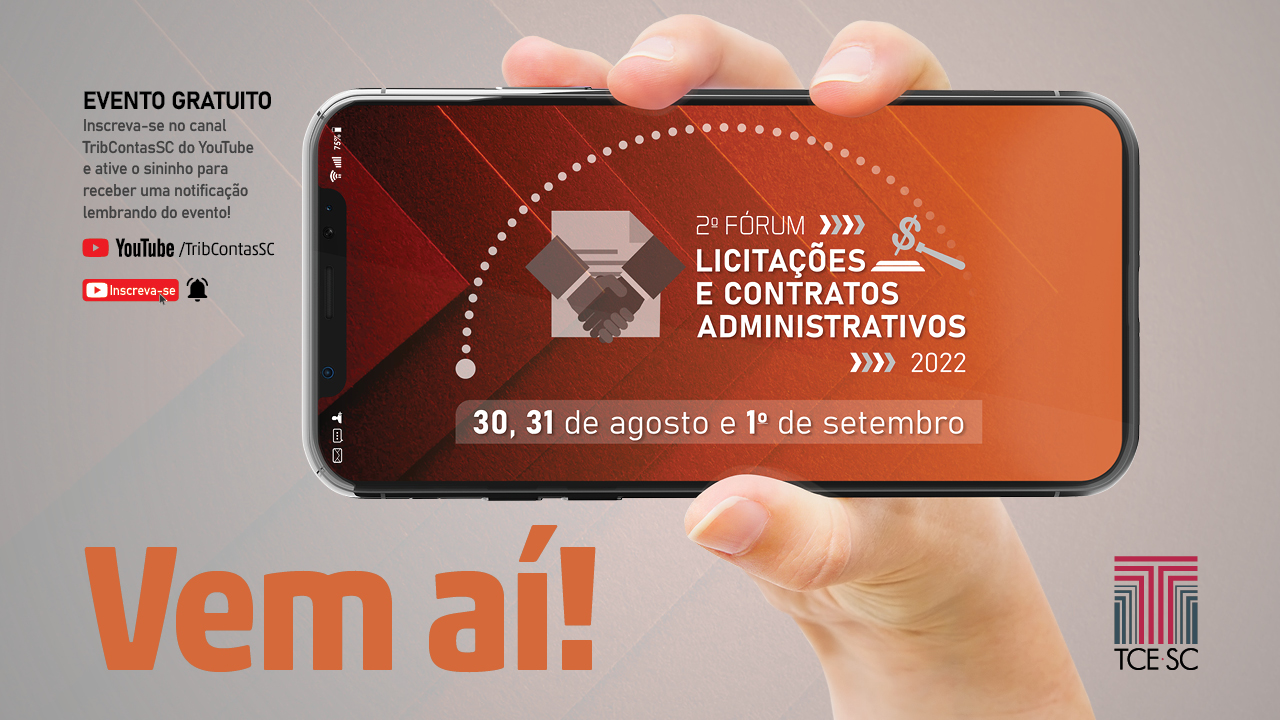 Imagem com fundo cinza. Ao centro imagem de uma tela de celular onde está escrito o nome do evento (2° Fórum de Licitações Contratos Administrativos 2022). Na parte inferior esquerda, a expressão "Vem aí". No canto superior esquerdo escrito evento gratuito e canal doo Youtube do TCE/SC.