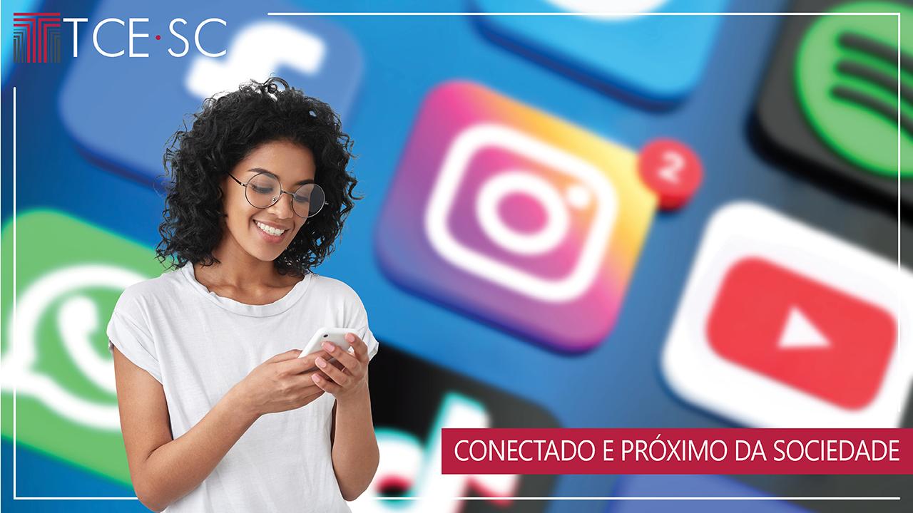 Descrição da Imagem: Banner com fundo simulando a tela de um celular, com a imagem de logotipos de alguns aplicativos, como Instagram, YouTube e WhatsApp. À frente, em primeiro plano, há a imagem de uma mulher que mexe em um celular. No canto superior esquerdo, há o logotipo do TCE/SC e, no canto superior direito, há o título sobre um retângulo vermelho onde se lê Conectado e próximo da sociedade. 