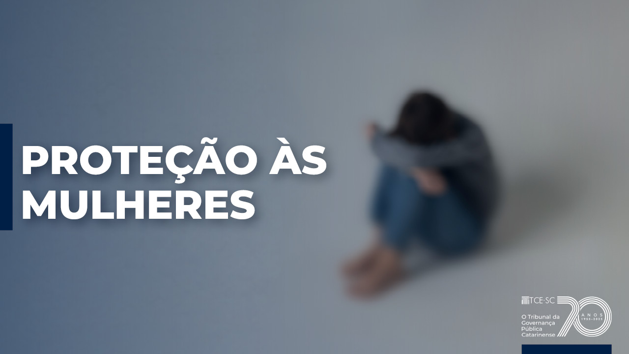 Banner horizontal com foto desfocada de uma mulher sentada no chão, com o corpo encolhido e os braços envolvendo as pernas, em ambiente completamente branco. Sobre a foto, à esquerda, o texto “Proteção às mulheres” em letras brancas e em caixa alta. No canto inferior direito, logo do TCE/SC. 