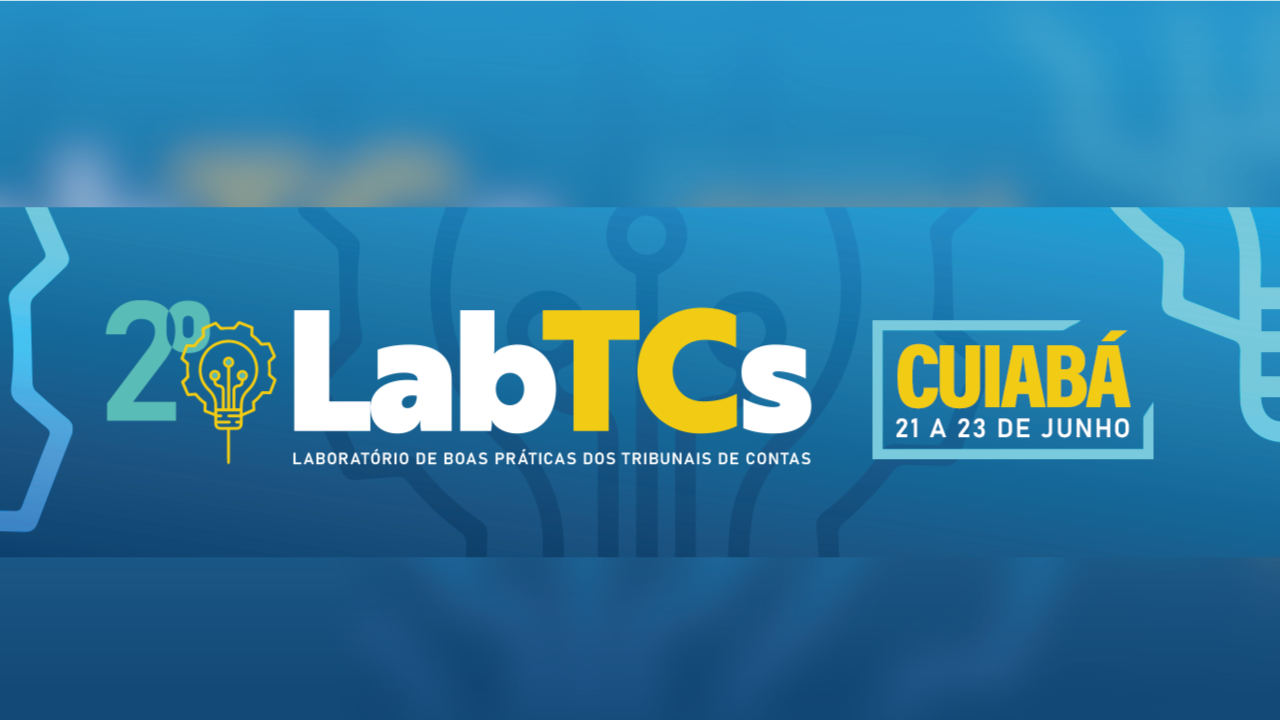 Banner horizontal com fundo azul e bordas superior e inferior desfocadas. Ao centro e ao fundo, há desenhos, em marca d’água, de circuitos. À frente, o logo do 2º LabTCs (Laboratório de Boas Práticas dos Tribunais de Contas), composto pelo nome e pelo desenho de lâmpada. Em “LabTCs”, as letras “TC” estão em fonte amarela, as demais em fonte branca. Ao lado do logo, há a inscrição “Cuiabá 21 a 23 de junho”, em fontes amarela e branca. 