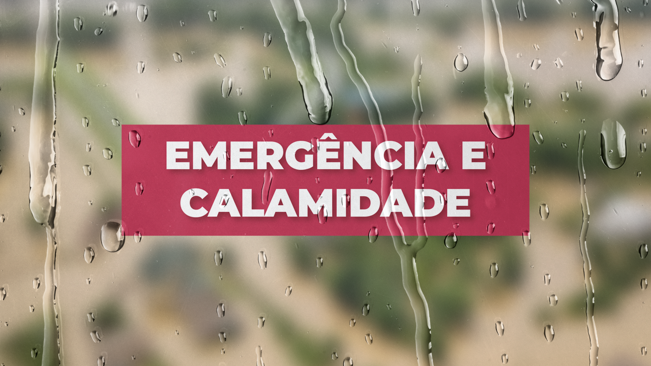 Imagem mostra gotas de água que remetem à chuva. Ao centro, em letras brancas sobre fundo vermelho, a expressão “emergência e calamidade”