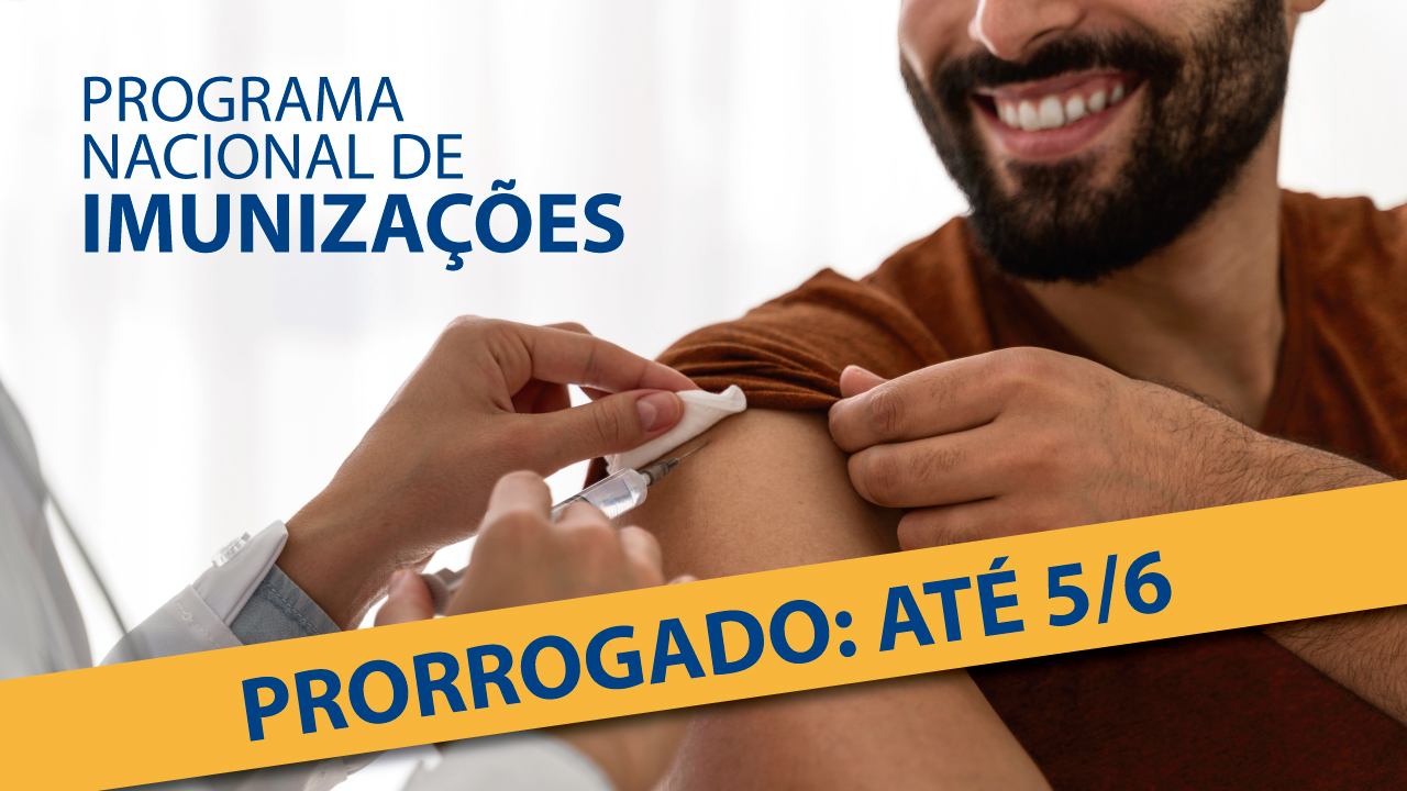 Banner horizontal com foto de um homem tomando vacina no braço direito. Ele está sorrindo, e não é possível ver seu rosto inteiro, pois a foto está cortada. Tem barba preta e veste blusa marrom. No canto superior esquerdo da imagem, o texto “Programa Nacional de Imunizações”, em fonte azul-escura. Sobre a imagem, uma tarja bordô, com o texto "Prorrogado: até 5/6".