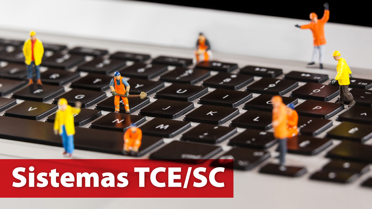 Banner horizontal com sete bonecos, com roupas e capacetes nas cores laranja, amarela e azul, sobre as teclas de um teclado. No canto inferior esquerdo, o texto “Sistemas TCE/SC”, em fonte branca e sobre uma tarja vermelha.