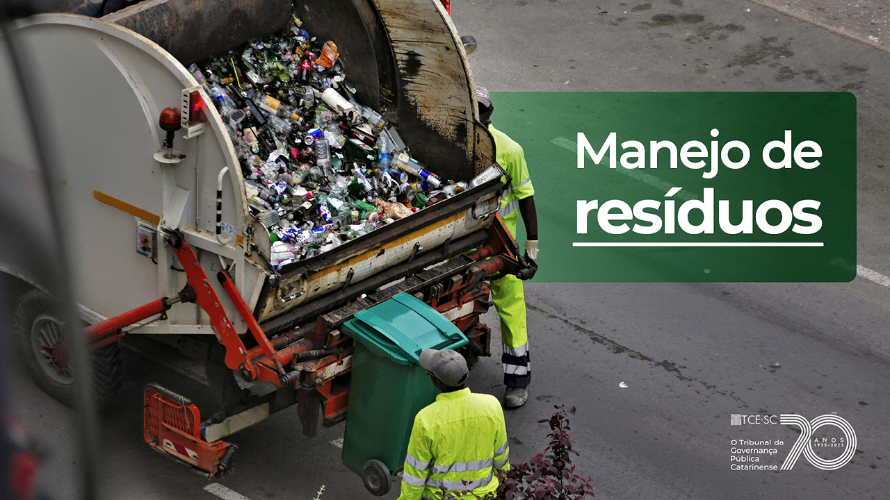 Banner horizontal com foto de dois trabalhadores manejando resíduos na parte traseira de um caminhão coletor. Sobre a foto, tarja verde com o texto "Manejo de resíduos". 