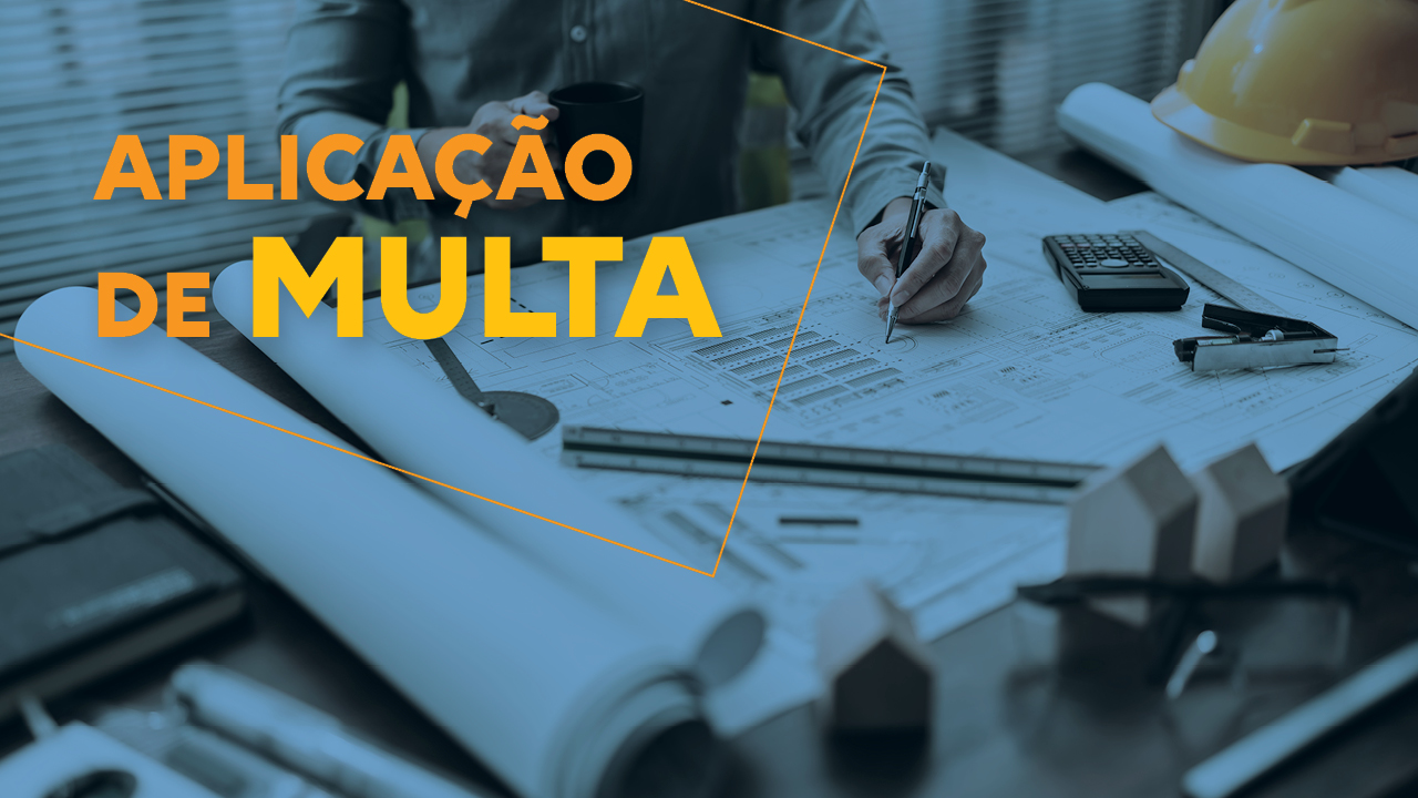 Banner horizontal com foto com tonalidade azulada mostrando uma mesa de trabalho coberta por plantas e projetos de engenharia. Ao centro, uma pessoa faz anotações sobre os documentos com uma caneta. Sobre a imagem, o título "Aplicação de multa". 