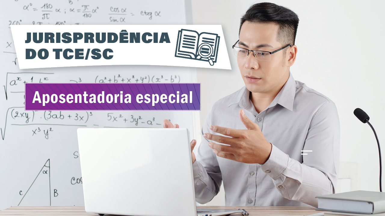 Foto de um homem branco, de cabelos escuros, sentado diante de um notebook. Ele está gesticulando com as mãos enquanto olha para a tela. Ao fundo, há um quadro com fórmulas e contas de matemática. Na parte superior esquerda da foto, há o título “Jurisprudência do TCE/SC” e o ícone de um livro aberto com uma lupa, ambos sobre um retângulo branco. Mais abaixo, sobre retângulo roxo, há o texto “Aposentadoria especial”. 