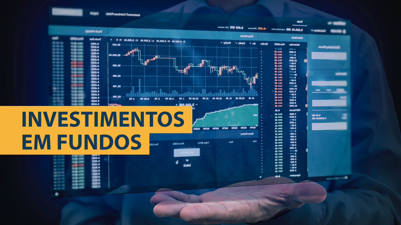 Banner horizontal com imagem, em tons de azul, de uma pessoa com a palma da mão virada para cima. Sobre a sua mão, surge o holograma de um gráfico de investimentos. Em cima da imagem, na lateral esquerda, sobre retângulo amarelo, o texto “Investimentos em Fundos”. 