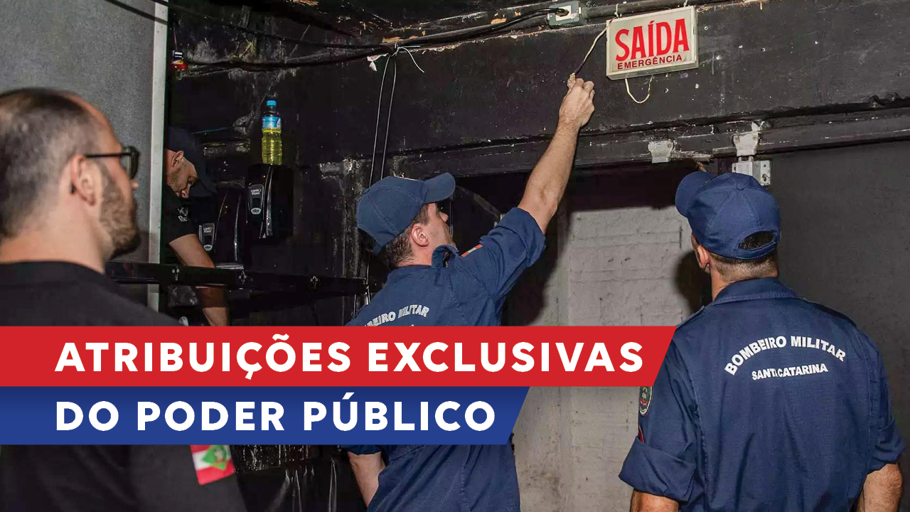 Foto de dois bombeiros militares de costas, mexendo em uma lâmpada de saída de emergência. Eles vestem o uniforme azul do Corpo de Bombeiros Militar de Santa Catarina. No canto inferior esquerdo, sobre tarjas vermelha e azul, o título “Atribuições exclusivas do poder público”, e, abaixo, o texto “Vistorias, fiscalizações e lavratura de autos de infração”. No canto inferior direito, o logo do TCE/SC.