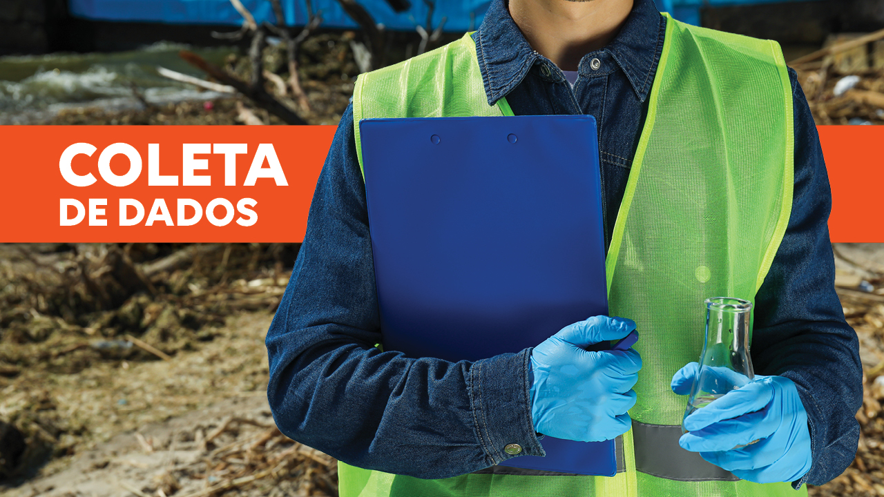 Banner horizontal com foto de uma pessoa em ambiente externo, vestindo colete de segurança verde fluorescente, camisa azul e luvas de proteção. A pessoa segura uma prancheta azul e um frasco de vidro transparente, sugerindo a realização de atividades de coleta de amostras. Ao fundo, há uma área com resíduos e materiais acumulados. No lado esquerdo da imagem, sobre uma faixa laranja, aparece o texto “Coleta de dados". 