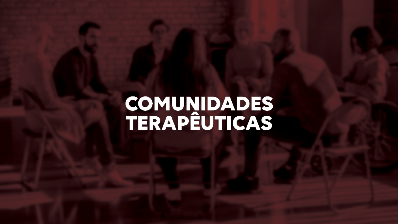 Imagem mostra ao um grupo de pessoas reunidas em círculo. Há uma sépia avermelhada sobre a imagem. Ao centro, escrito em branco, há a expressão "comunidades terapêuticas"