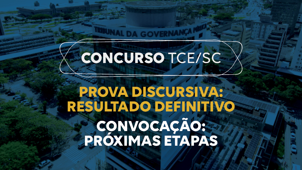 Banner horizontal com foto do prédio do TCE/SC, com filtro azul-escuro. Sobre a imagem, ao centro, em retângulo vazado, o título “Concurso TCE/SC” e o texto “Prova discursiva: resultado definitivo.   Convocação: próximas etapas”. 