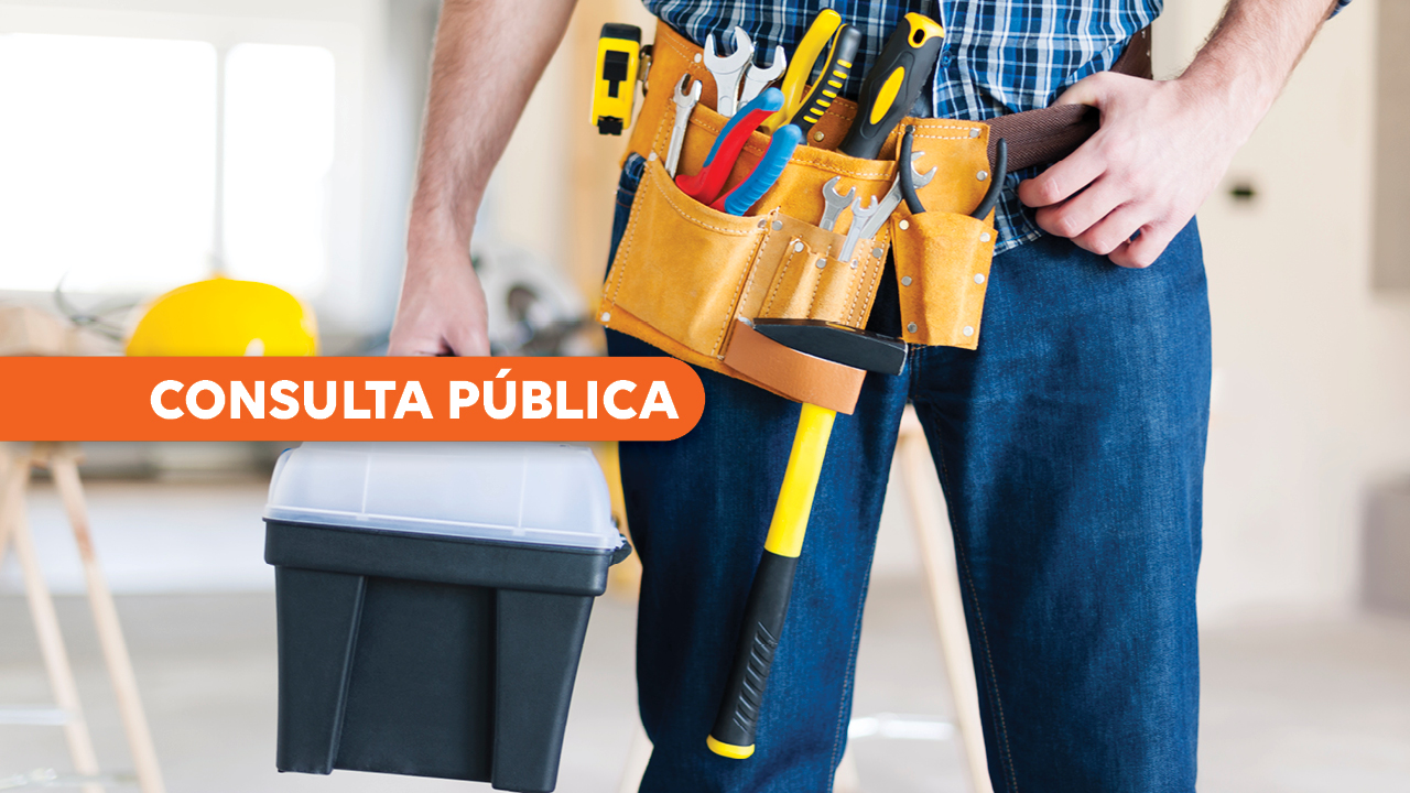 Banner horizontal com fundo desfocado de um ambiente interno, mostrando parcialmente uma pessoa vestindo camisa xadrez e calça jeans. Em destaque, aparecem um cinto de ferramentas com alicates, chaves, trena e outros instrumentos de trabalho presos à cintura, além de um martelo pendurado. A pessoa segura uma caixa de ferramentas preta com tampa cinza. À esquerda, há uma faixa laranja com cantos arredondados contendo o texto “Consulta pública”, em letras brancas.