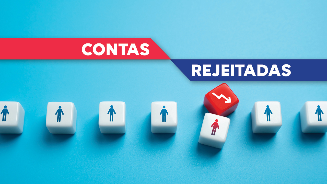 Banner horizontal com fundo azul-claro e o texto "Contas rejeitadas" em destaque na parte superior. A arte mostra cubos com ícones de pessoas alinhados lado a lado, com um cubo vermelho e outro tombado em evidência, simbolizando a rejeição de contas e a responsabilização de um gestor público. 