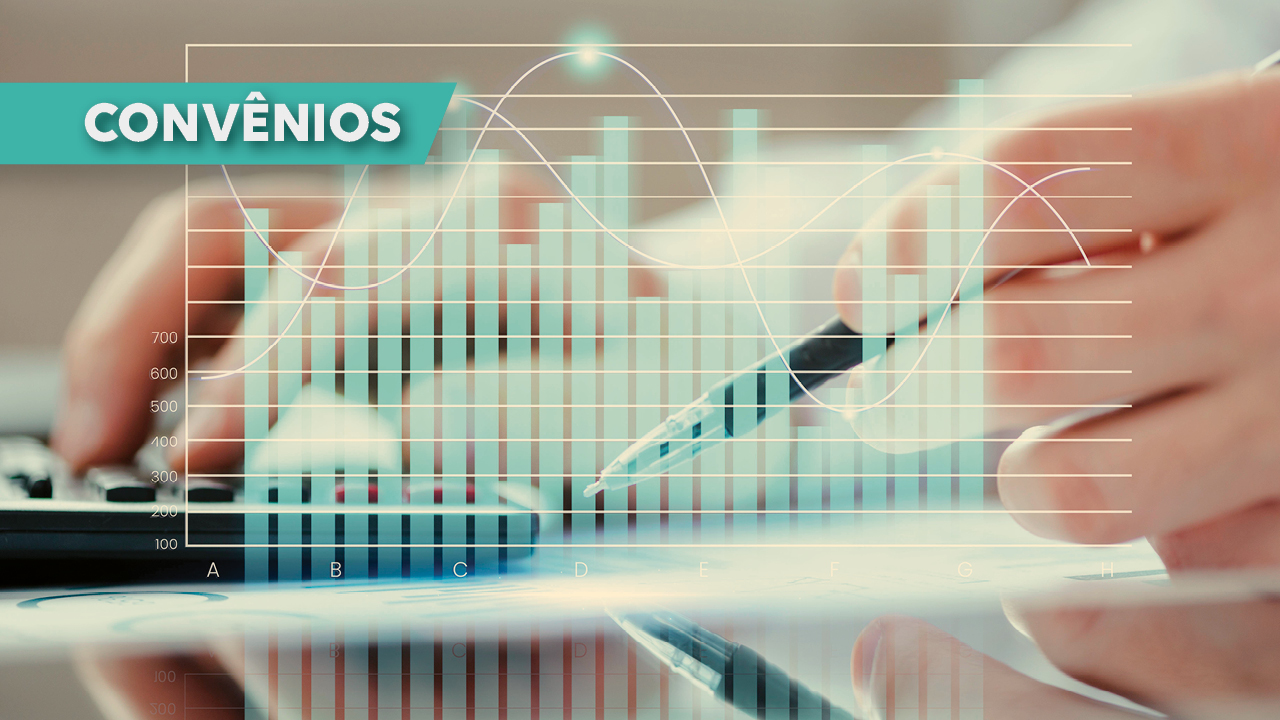 Banner mostra uma mão segurando uma caneta enquanto outra mão, da mesma pessoa, utiliza uma calculadora. Em primeiro plano, sobre a imagem das mãos, há um gráfico de barras. No alto, à esquerda, escrita em branco sobre fundo verde, está escrito Lei de Convênios