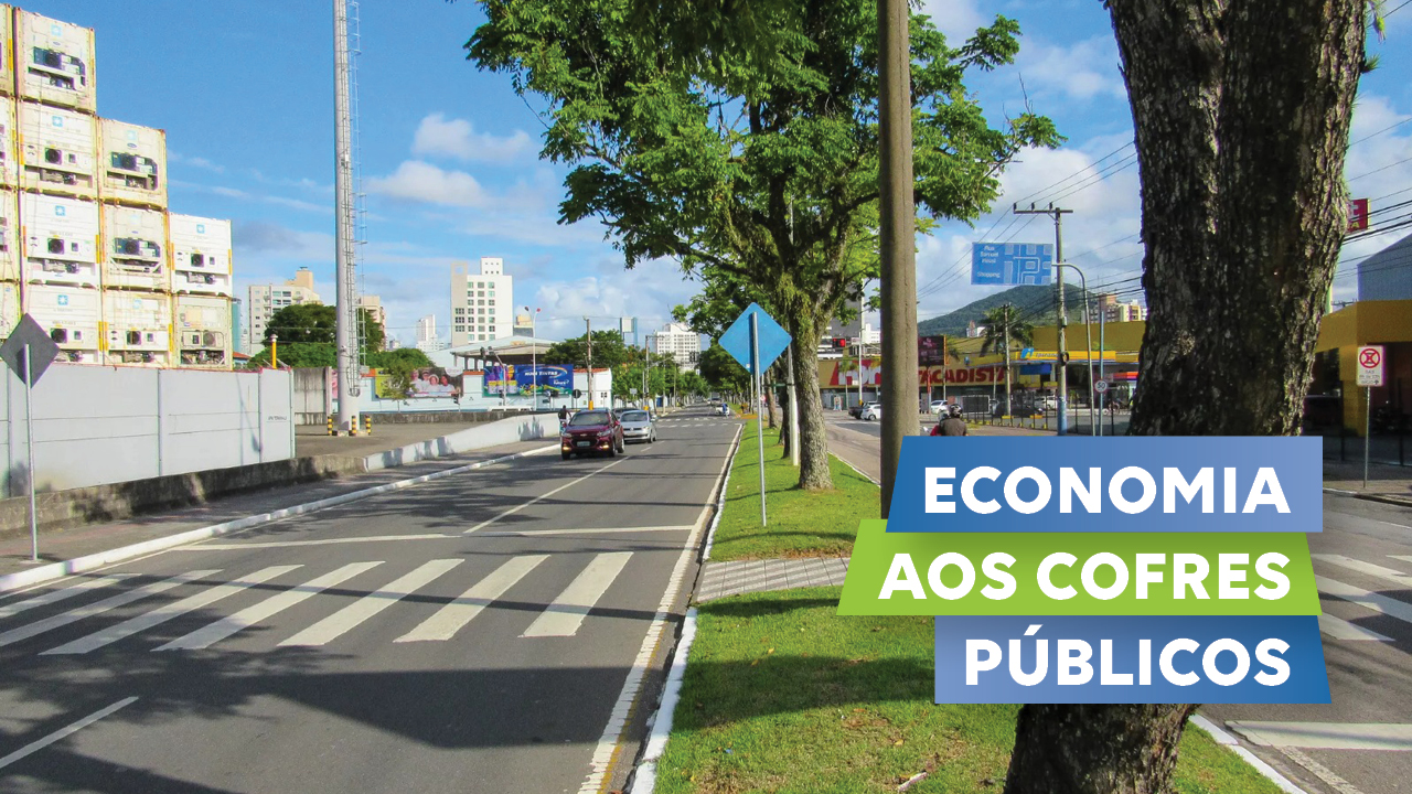 Imagem mostra uma das principais avenidas de Itajaí e que faz parte do edital para as obras a serem realizadas. À direita, sobre fundo azul e verde, há a inscrição em letras brancas "Economia aos Cofres Públicos"